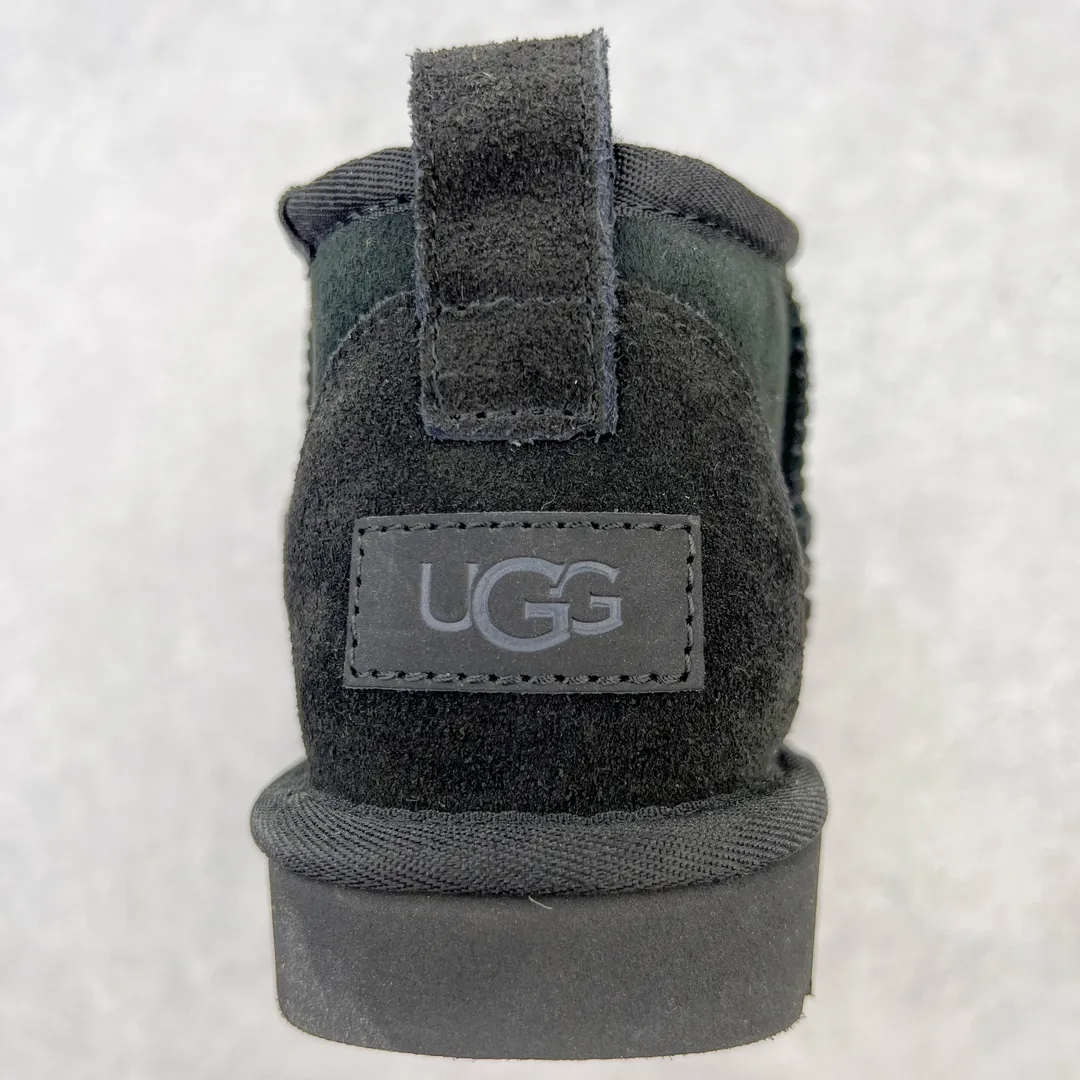Pick up locally 💰520 UGG Zhou Dongyu's same style 6109 classic autumn and winter sheep fur integrated snow boots. All shoes are made from ZP. Longfeng A-grade Australian imported sheep fur integrated men's and women's boots. Brand OEM production line. Fully follow the ZP process. OEM original pattern maker. Adhering to the principle of no original shoes and no development selection. Pay attention to every detail. The most authentic version on the market TREADLITE "Light Wing" technology outsole Lightweight/durable/flexible/pile type [solemn after-sales commitment] If there are major quality problems such as degumming/broken bottom within one month, we will directly replace it with a new one for you! Size: 35 36 37 38 39 40 41 42 43 44 45 Coding: by2936050